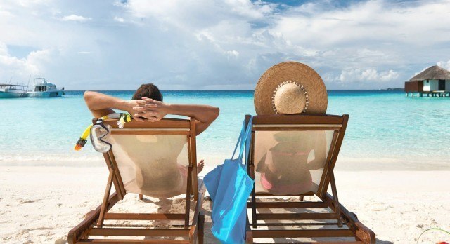 Paar am Strand - Flitterwochen auf den Seychellen