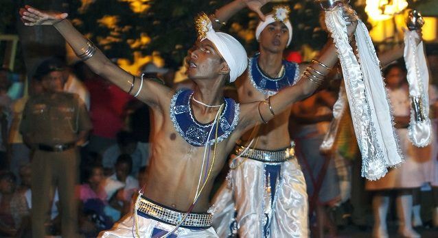 Die  Esala Perahera Parade, festlich gekleidete Männer