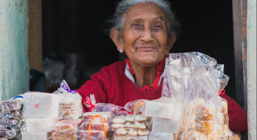 Eine alte Dame auf einem Dorf in Guatemala 